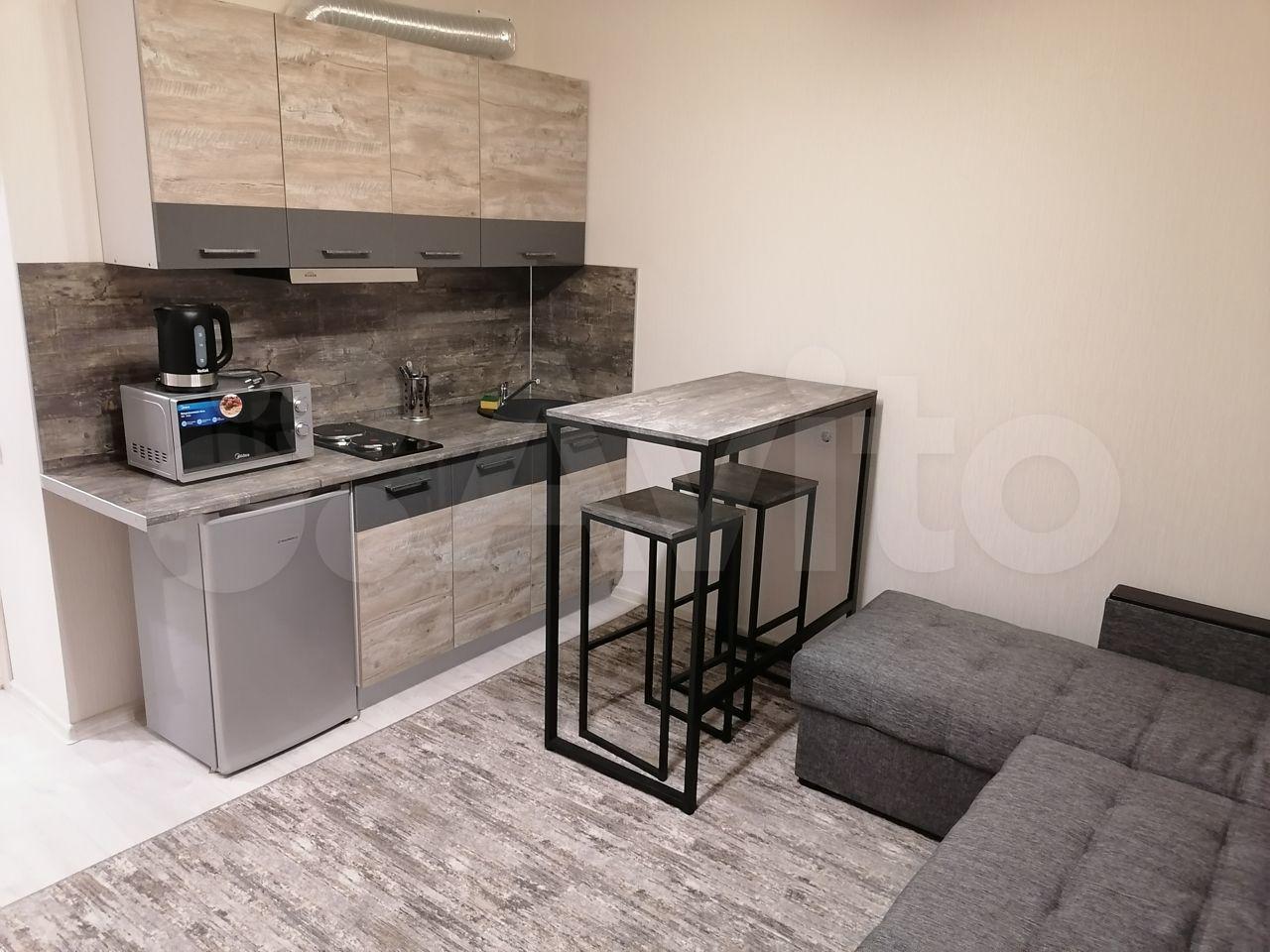 Кухня в нише интерьеры. Встроенный холодильник у стены. Холодильник отдельностоящий в интерьере кухни. Белый холодильник в интерьере. Кухня икеа минимализм.