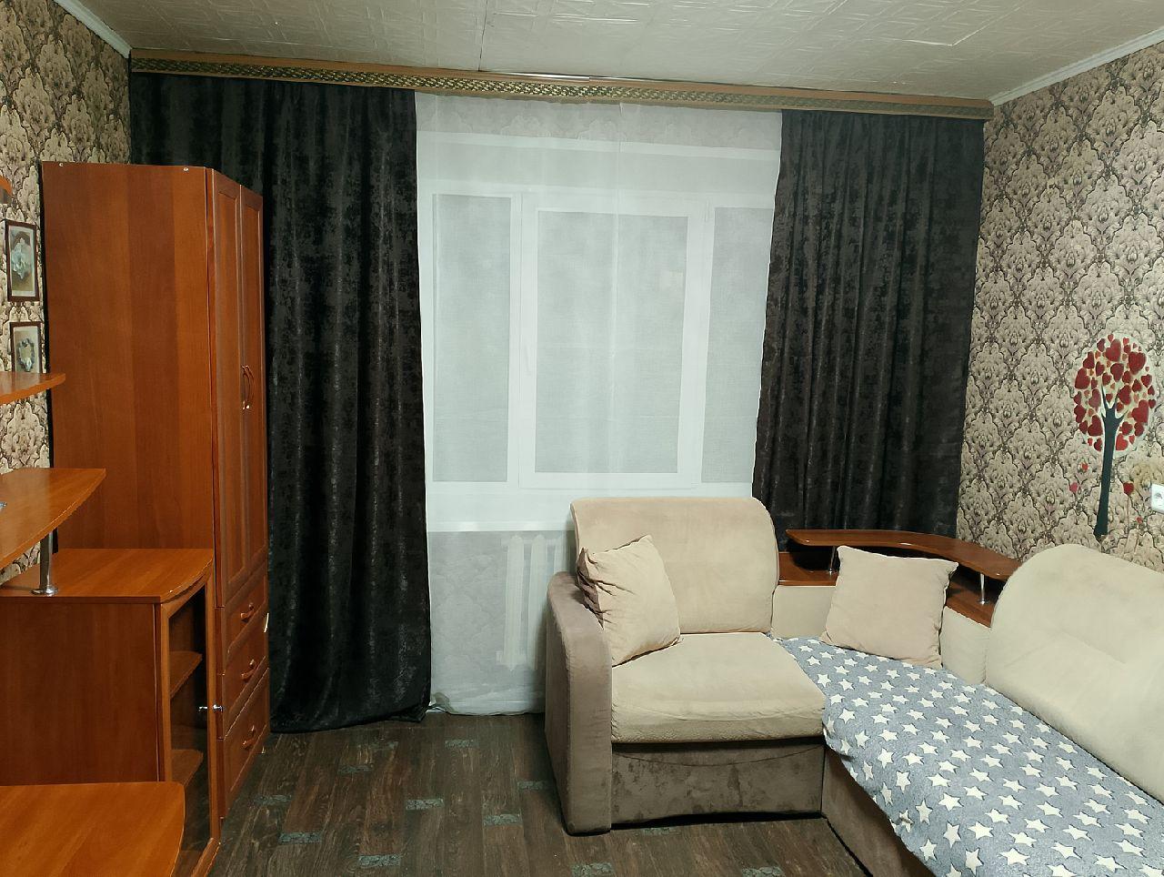 Комната 9 м в общежитии. Комната в семейном общежитии с балконом. Снять комнату в общежитии в городе. Однокомнатная в общежитии. Комнаты в общежитии снять.